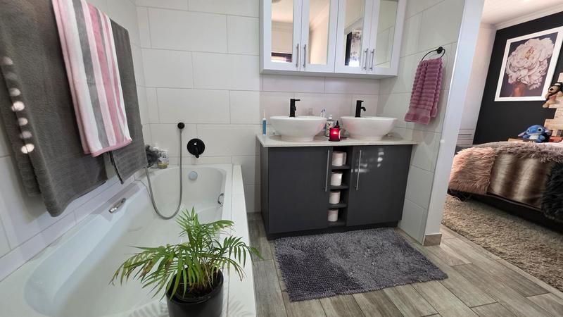 3 Bedroom Property for Sale in Reebok Western Cape